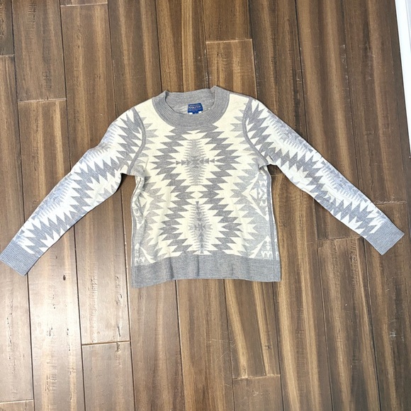 Pendleton Sz MP 100% Wool Gray White Geometric Nordic Fair Isle Sweater Crew Nec - Picture 2 of 11